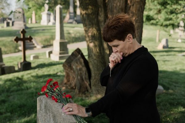 5 ways to say goodbye to a deceased friend