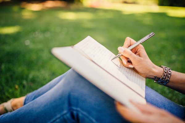 AI Content Writers vs Human Writers: Who Wins the Battle of Creativity?